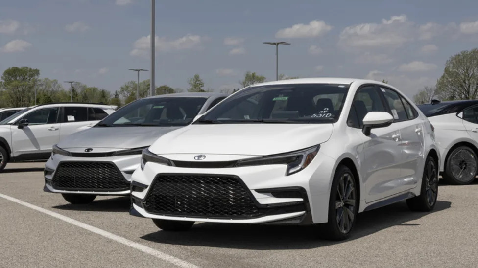 Which New Non-Hybrid Cars Can Exceed 40 MPG?