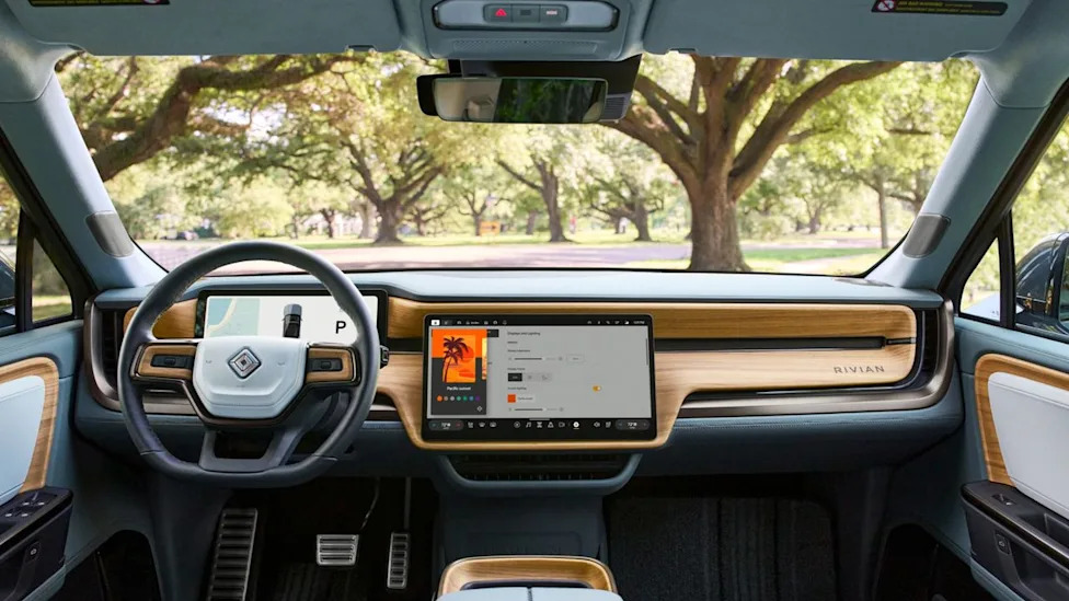 "Completely obsolete" says major car manufacturer about Apple CarPlay – all thanks to a common trend