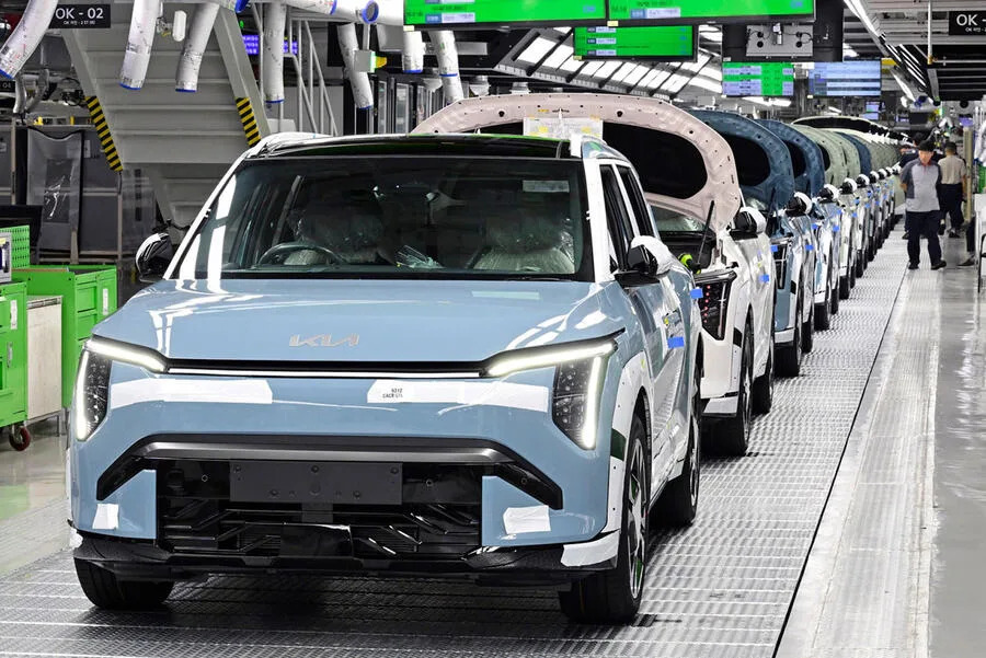 Kia EV4 hatch now cheaper than smaller EV3 due to upgraded grant