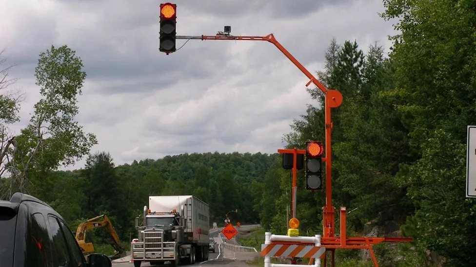 This Is What UK Drivers Have To Do if Temporary Traffic Lights Don't Change From Red