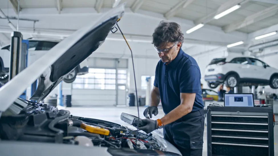 Dealership Service Center Vs. Independent Mechanic: Here's What To Know About Your Options
