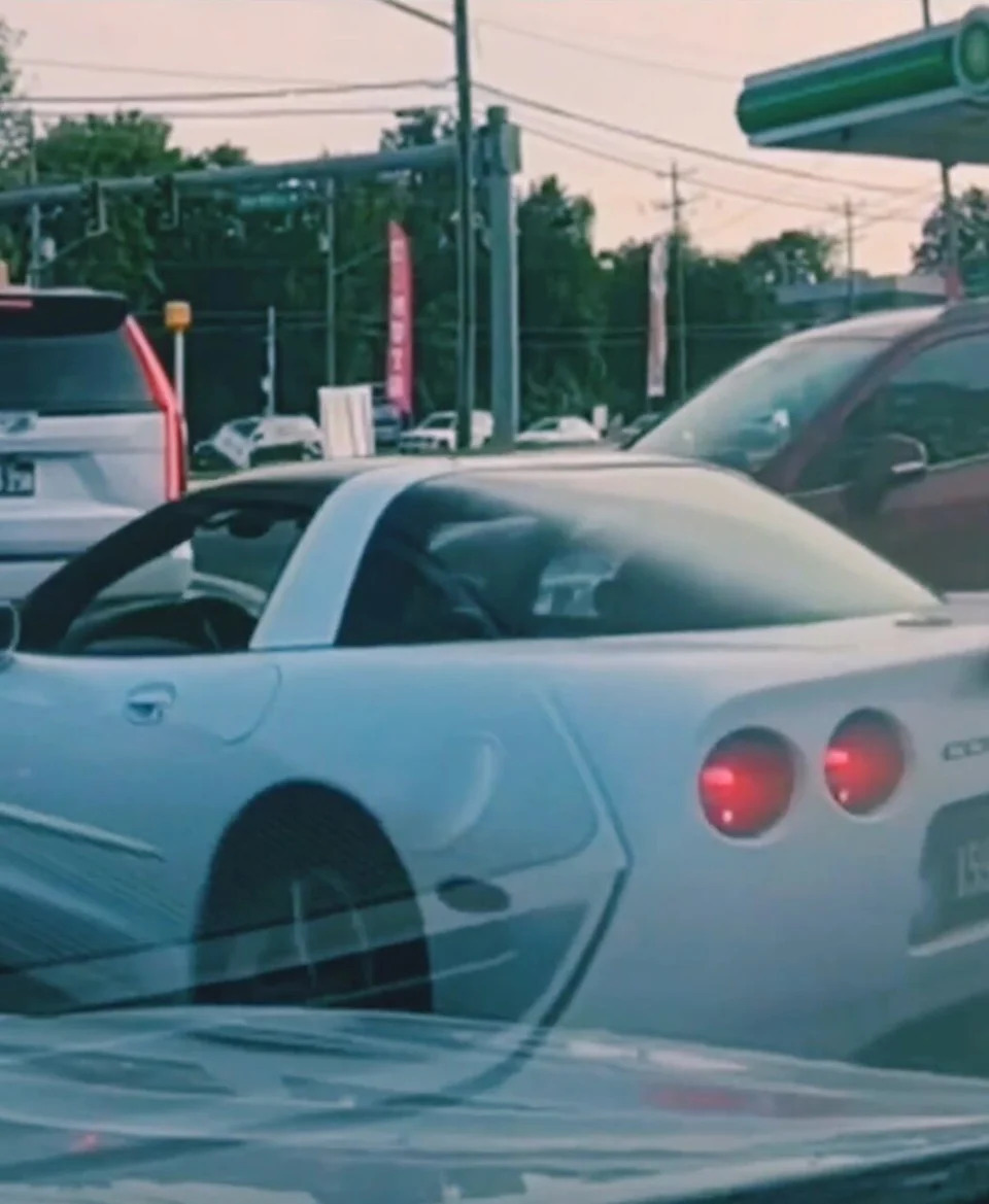 Corvette Driver Blocks SUV From Entering Traffic, Sparks Viral Debate Over Who Was Wrong
