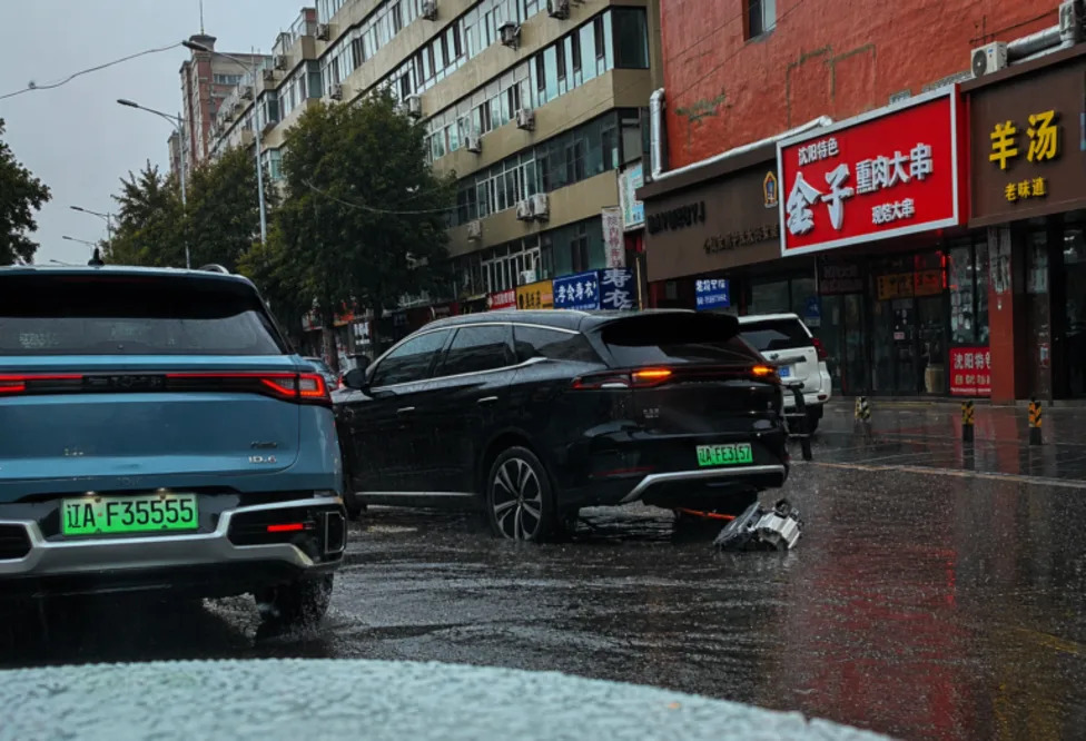 BYD, SUV, Watch a BYD Electric SUV Literally Drop Its Whole Drive Unit Mid-Flood