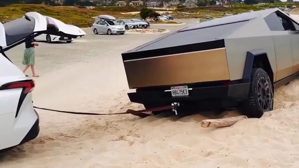 Minivan to the Rescue: Beached Cybertruck Extracted by a Rental-Spec Sienna
