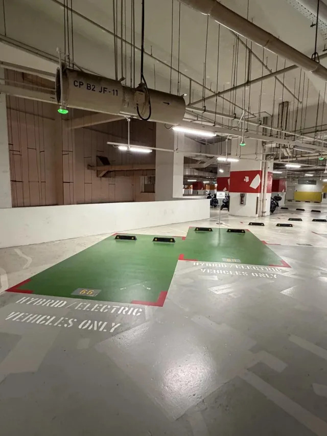Building gives EVs and hybrids the best spots with no chargers, and commenters ask why