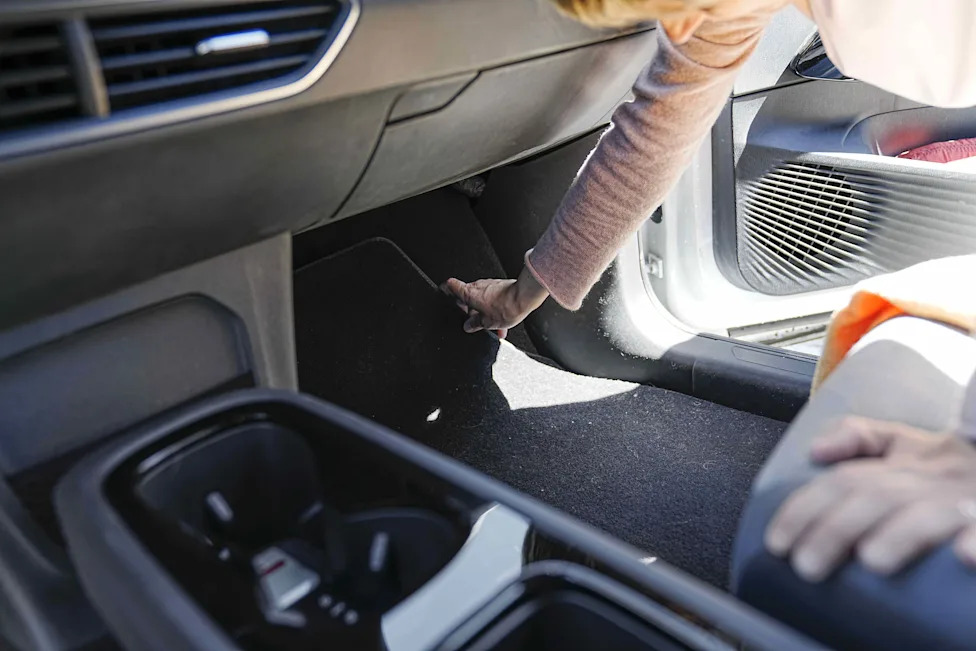 How To Clean Car Floor Mats With Baking Soda For Odor-Free Carpets