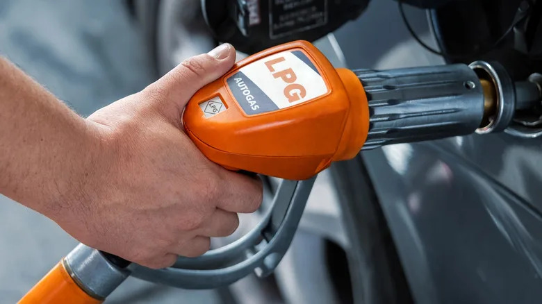 How Russians Are Modding Their Cars To Run Without Gasoline During Fuel Shortage