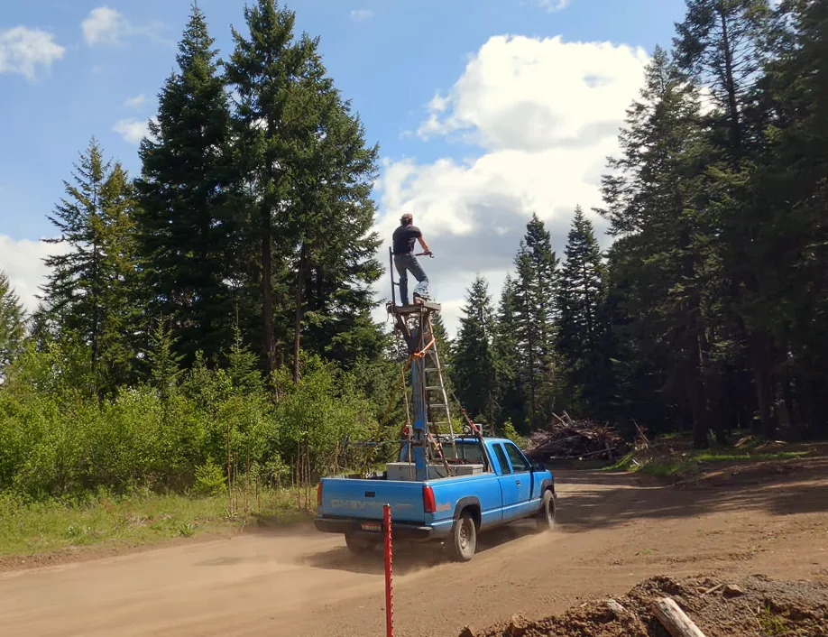 Man Builds a 19-Foot Tower on His Truck and Tries To Drive It With Ropes