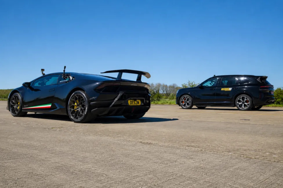SUV, Lamborghini, Watch a 6,200-lb Chinese SUV Give a Lamborghini Huracan the Fight of Its Life