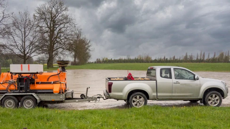 Should You Cross Your Trailer Chains While Towing?