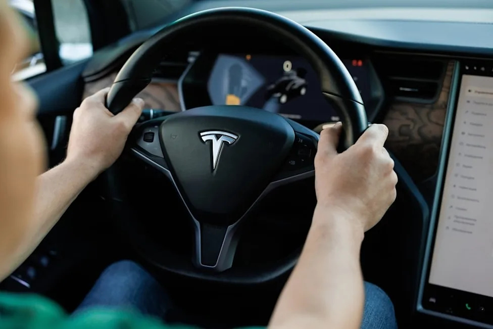 Tesla FSD Could Get Smarter Neighborhood Navigation After Ashok Elluswamy Responds ‘Working On It’ to Voice Command Request