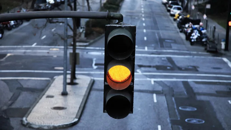 What To Do When You Encounter Flashing Or Solid Yellow Traffic Lights