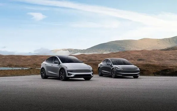 New Tesla Roadster Arriving "Very Soon": Design Chief