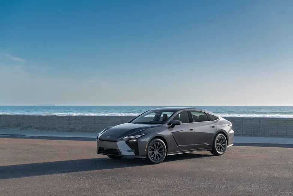Lexus, Lexus ES, 2026 Lexus ES Video: Electric Powertrains, Huge Interior & Specs