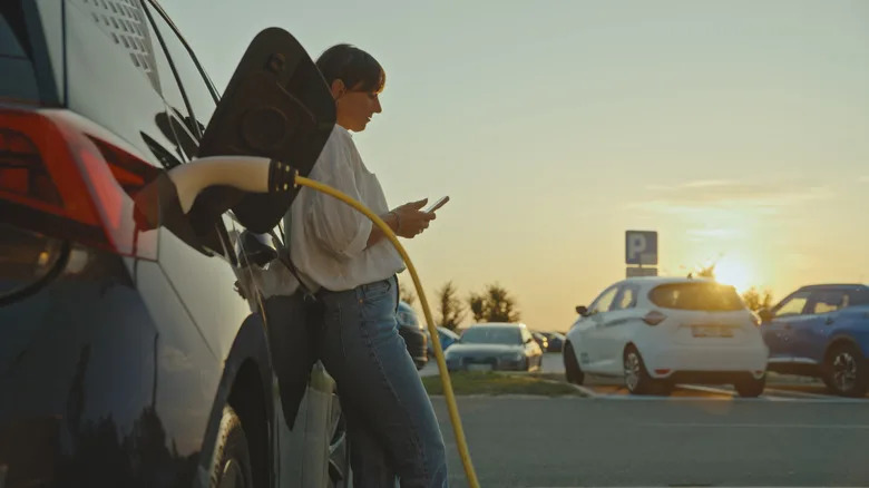 Weird And Quirky Consequences You Might Experience When Your EV Gets Close To 0% Charge
