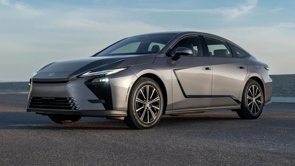 The 2027 Lexus ES Is Now Made in Japan and Costs Just $110 More