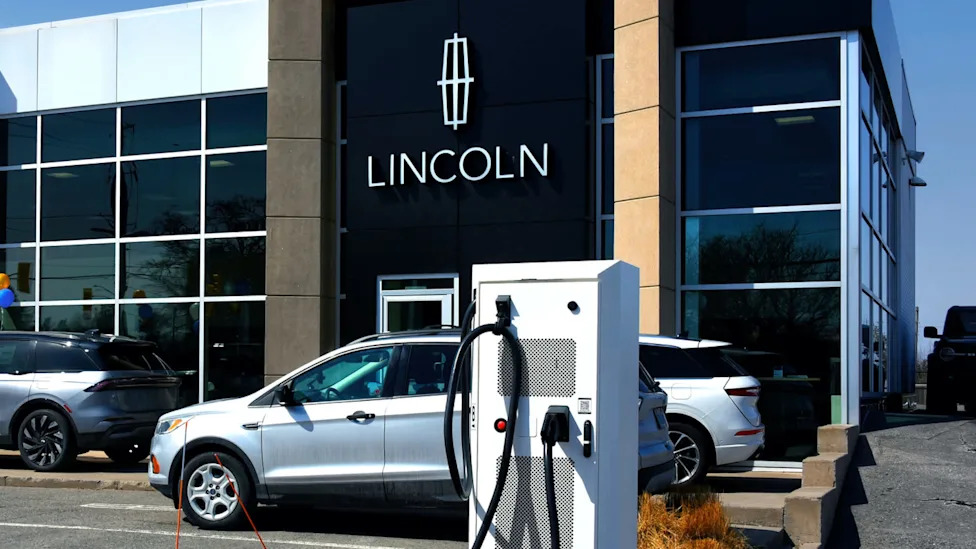 One of America's last luxury plug-in hybrids is disappearing from dealer lots