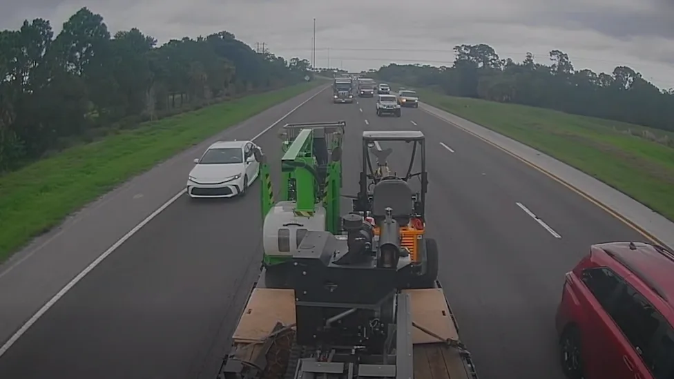 Florida Driver Flew Past an Arborist Truck on the Shoulder Just Inches Away From Heavy Machinery