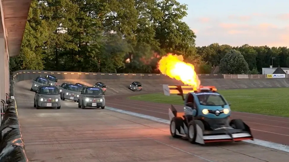 Behold the Fire-Spitting Twizy ‘Unsafety Car’ Leading a 100-Lap Citroen Ami Race on a Velodrome