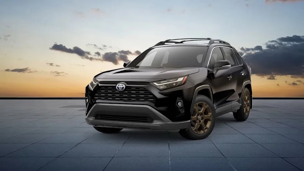 Woman Claims Dealership Gave Her Toyota Back With a New Crack in the Windshield