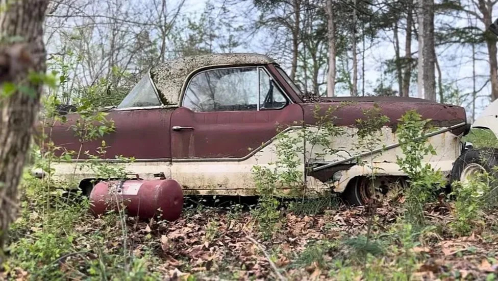 1960 Nash Metropolitan Gets Its First Wash and a Running Engine After 31 Years Parked