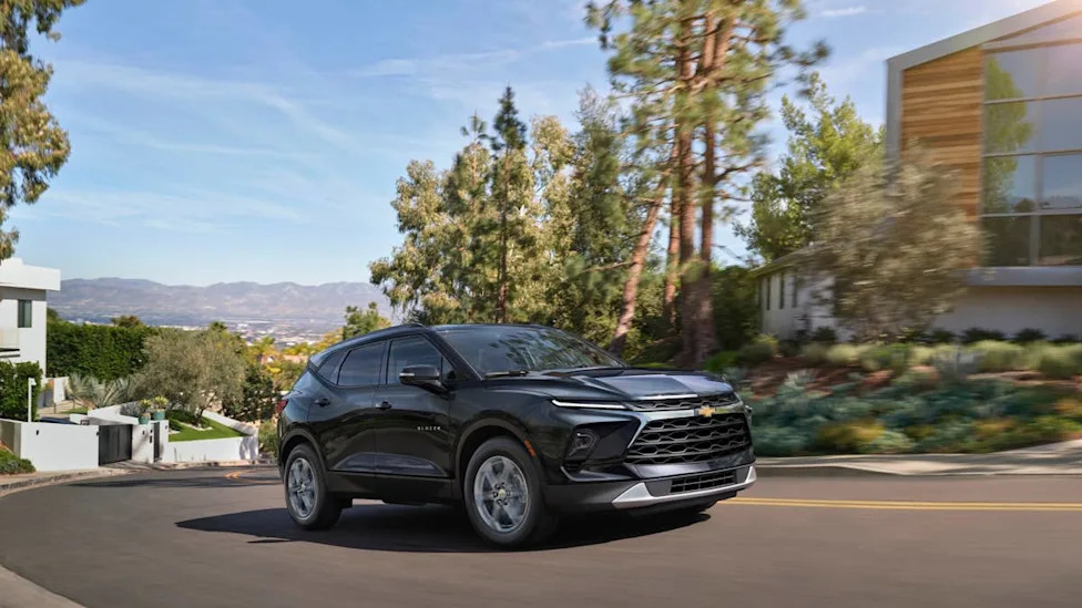 SUV, Watch How Much Safer A New Blazer Is Compared To The Retro '90s Off-Road SUV