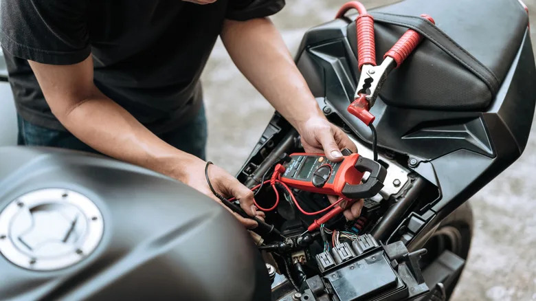Here's How To Know If A Motorcyclist Is In Distress