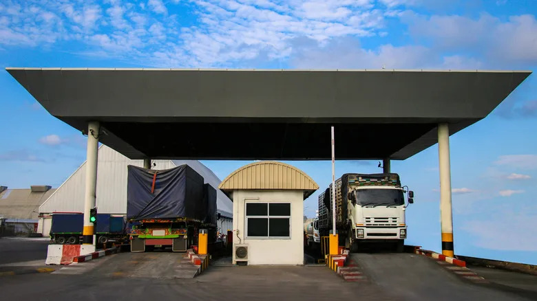 The Reason Why Trucks Have To Stop At Weigh Stations