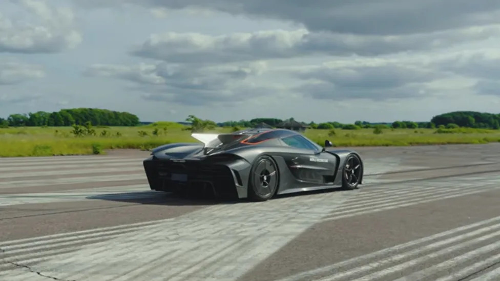 Koenigsegg, Koenigsegg's Jesko Absolut Just Blew Through Two Production Car Speed Records