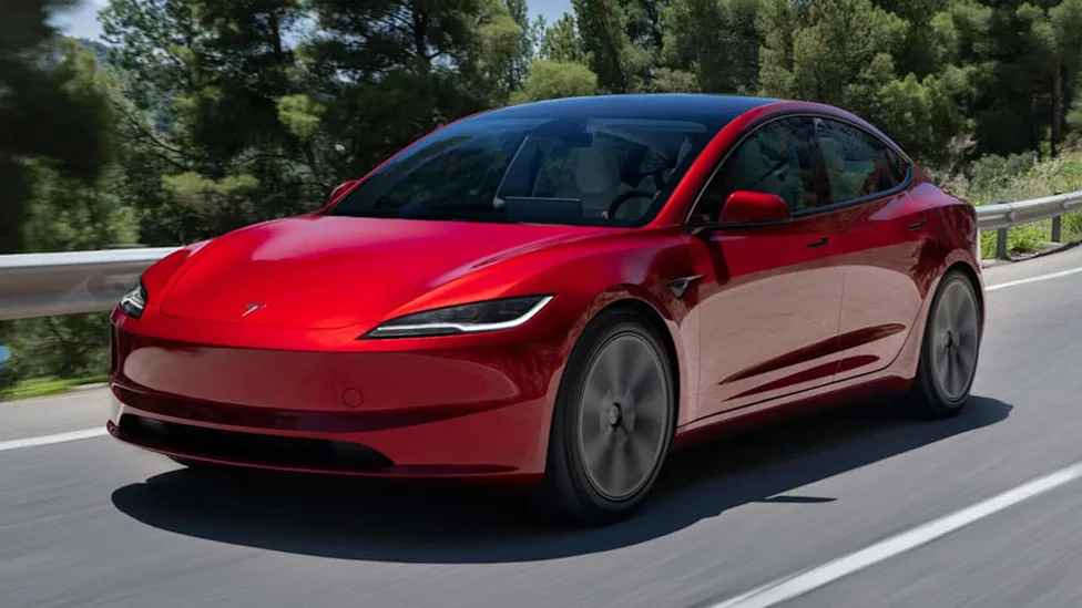 Tesla, Tesla driver killed after car stops on highway in self-drive mode