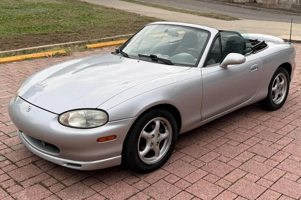 No-Reserve 1999 Mazda Miata With a Sports Package and 160K Miles Is a $2,500 Gamble