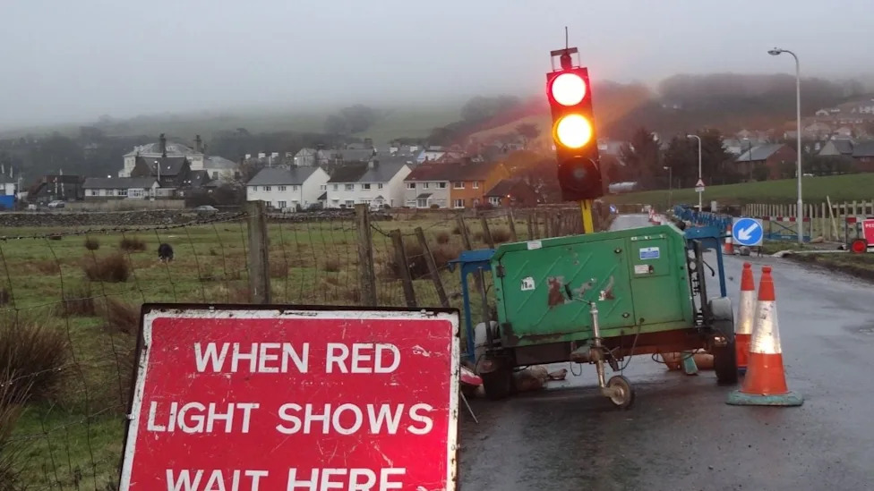 This Is What UK Drivers Have To Do if Temporary Traffic Lights Don't Change From Red