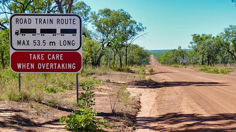 Australia's Longest Road Trains Dwarf American Semi Trucks (But They'd Never Work In The US)