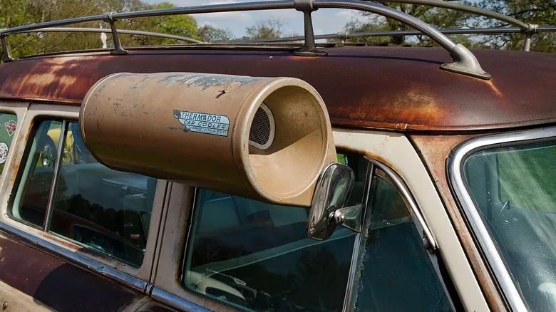 Before Air Conditioning Was Standard In Cars, People Had To Get Creative With Air Flow