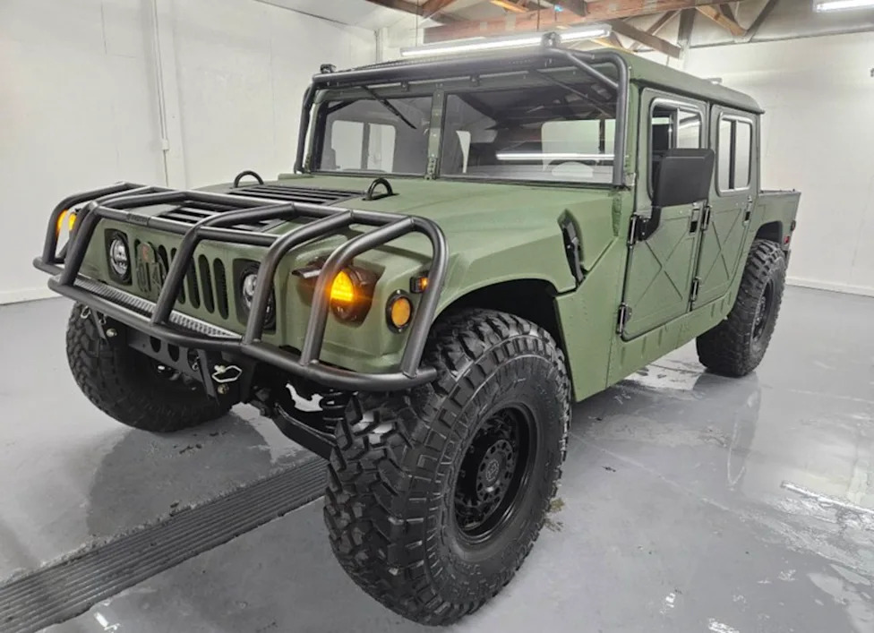 This Military Hummer Restomod Rolls Into a No-Reserve Sale Looking Ready for Anything