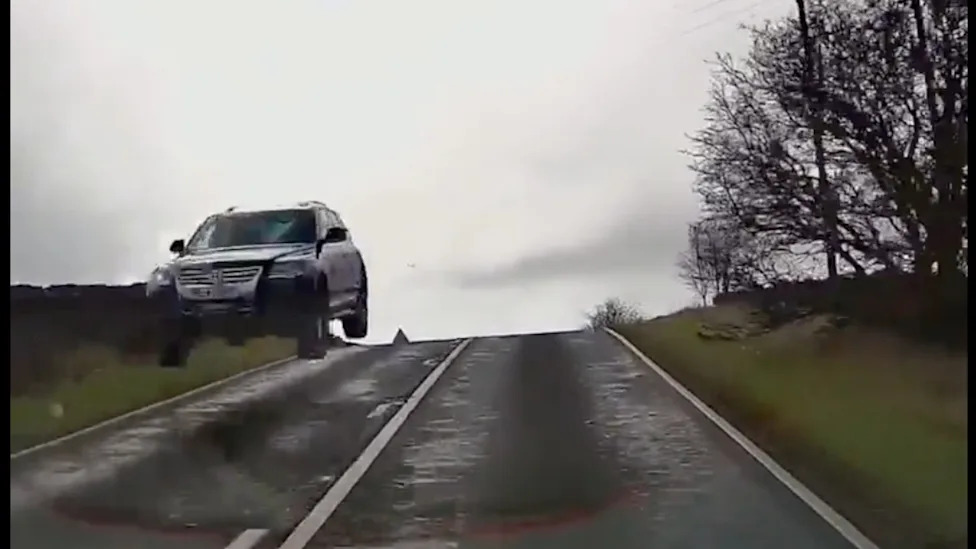 Driver Gets a Serious Shock as VW Touareg Goes Airborne Over Blind Crest