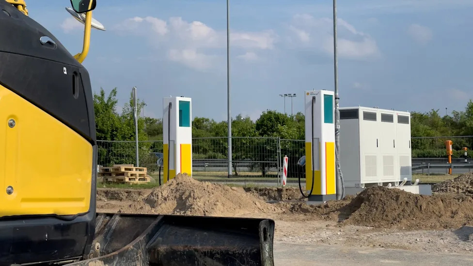 Gas station owner asks for advice on how to use EV charger grant — and drivers had plenty of takes