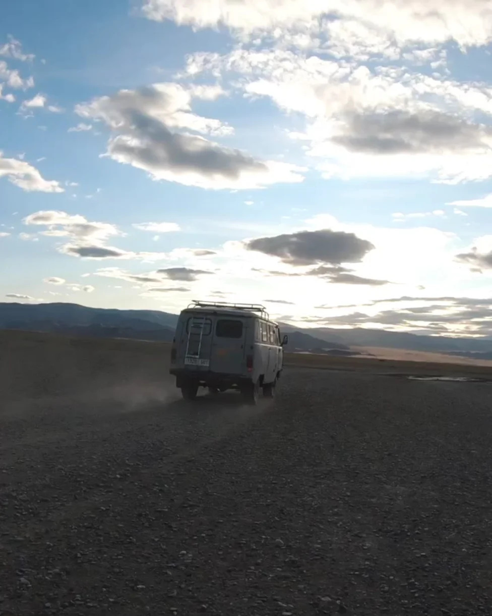 We Took a Soviet-Era UAZ Bukhanka Van Into the Wildest Mud Tracks—Here’s What Happened