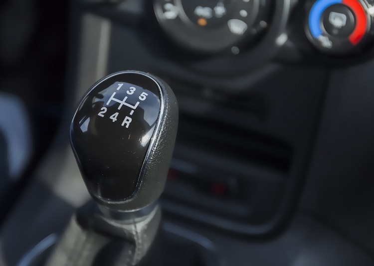 advice, autos, cars, 5 reasons why people are still driving manual cars