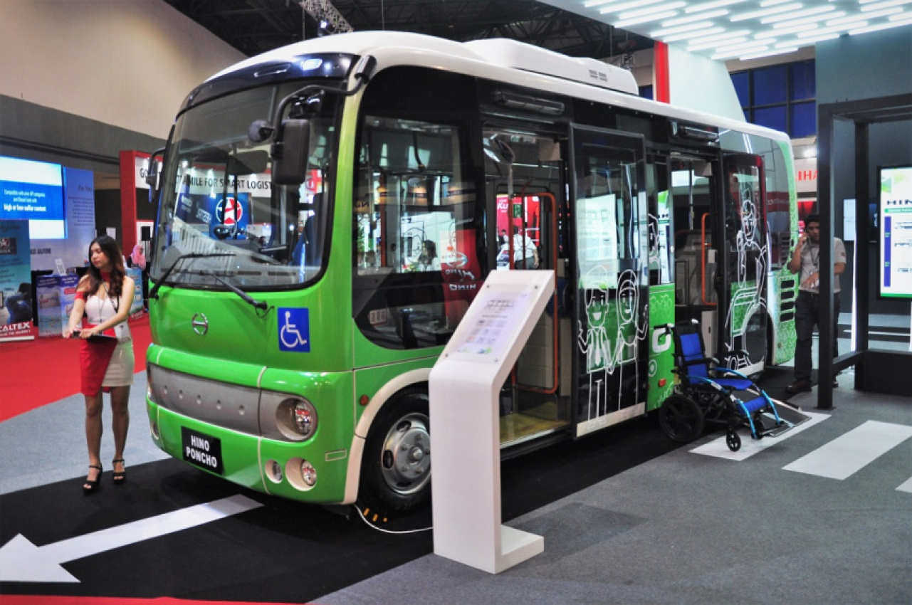 hino-malaysia-previews-poncho-low-floor-minibus-and-700-series-truck-with-amt-at-mcve-2019