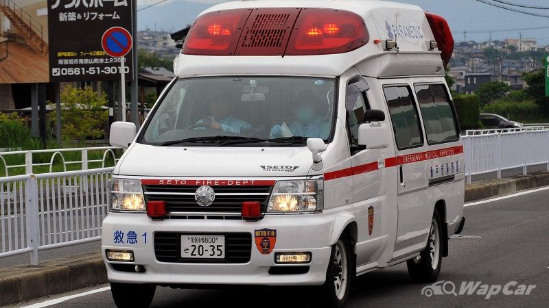 autos, cars, what happens when the japanese emperor’s convoy meets an ambulance?
