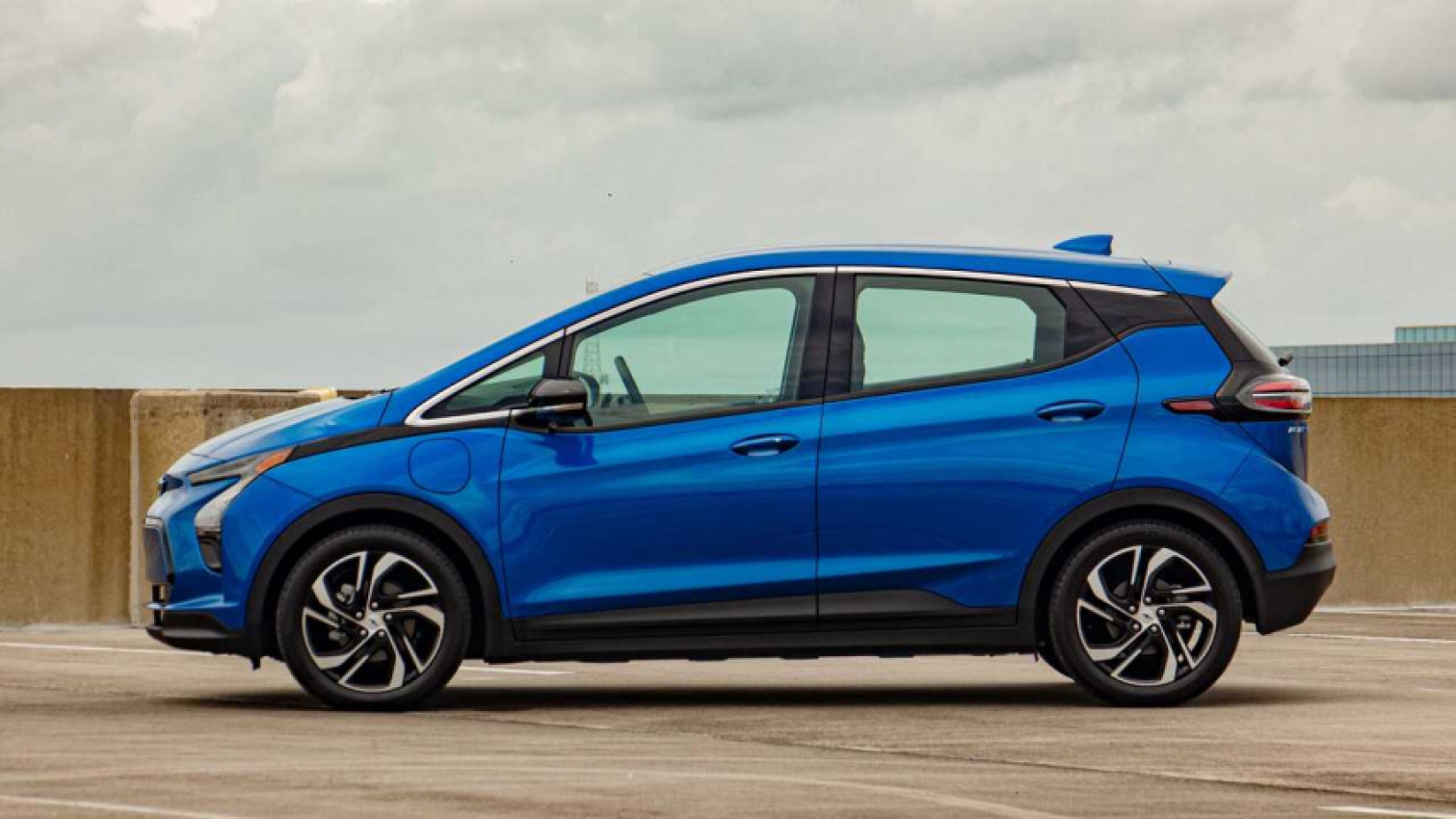 Here Are The Cheapest Electric Cars With Over 200 Miles of Range