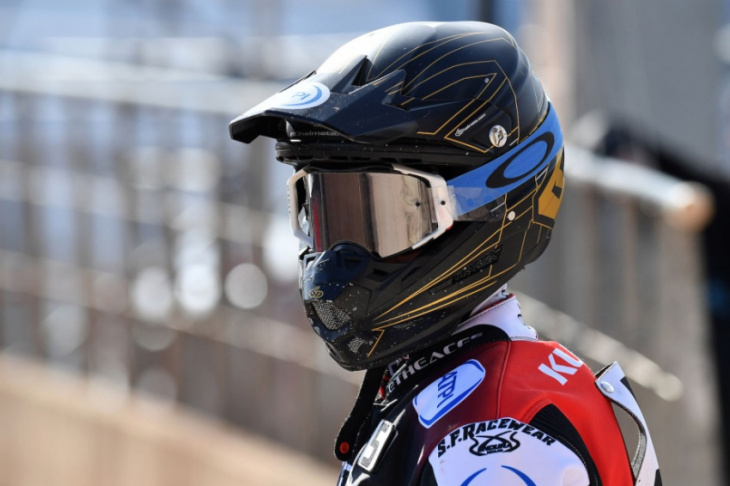 how should a motorcycle helmet fit?