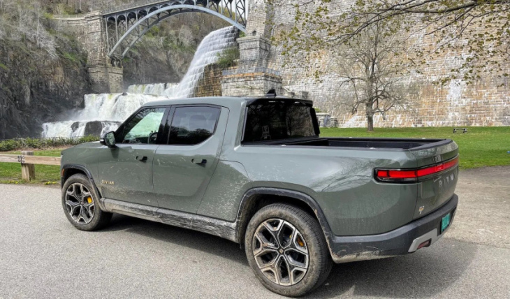 rivian-rivn-is-not-happy-to-be-left-out-of-new-ev-tax-credit-topcarnews