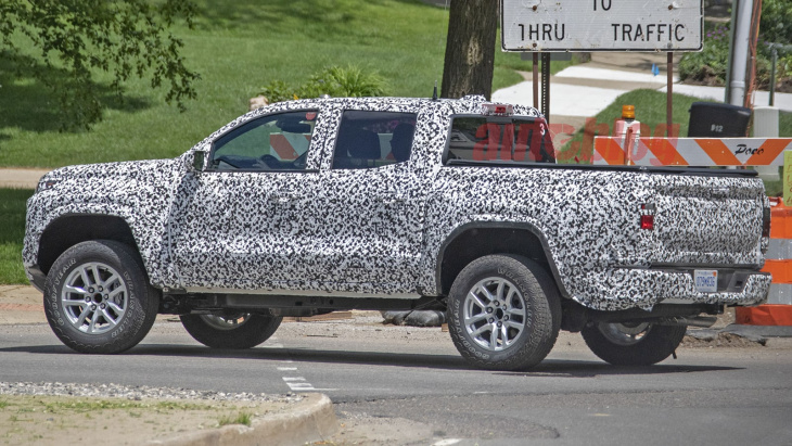 next-generation gmc canyon, chevy colorado spied together