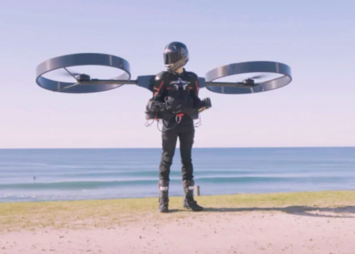 electric backpack helicopter flies with self-leveling