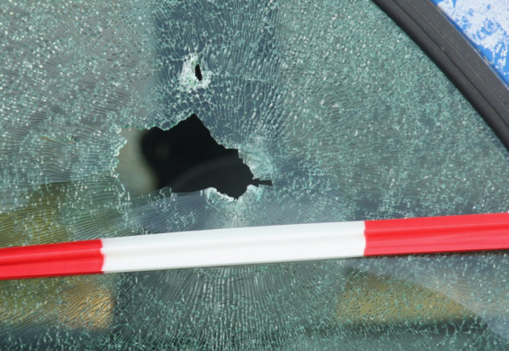 how much does it cost to replace a car window?