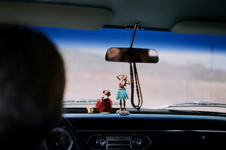 what does it mean when someone has a hula girl on their dashboard?