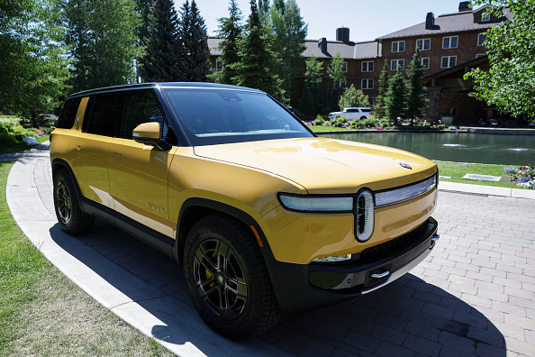rivian r1s deliveries to non-employee customers are reportedly on their way