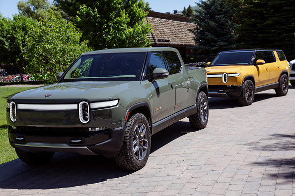 rivian r1s deliveries to non-employee customers are reportedly on their way